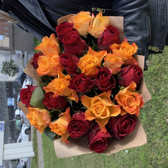 Букет из 25 красных и оранжевых роз 50 см (Кения)
