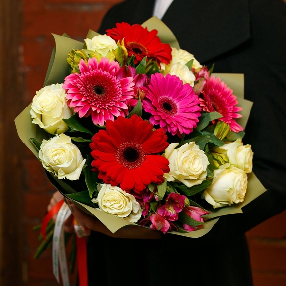 Букет из белых эквадорских роз, гербер и альстромерии микс - М