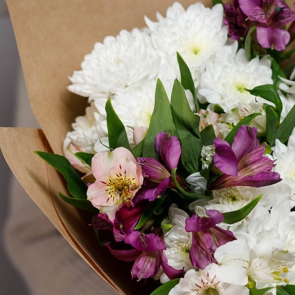 Букет из альстромерии микс и хризантем - M