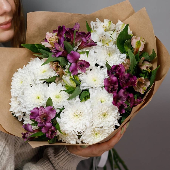 Букет из альстромерии микс и хризантем - M
