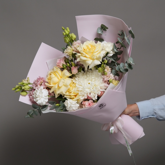 Букет из кремовых французских роз, эустом, кустовых роз, одноголовых хризантем и эвкалипта - М в фоамиране