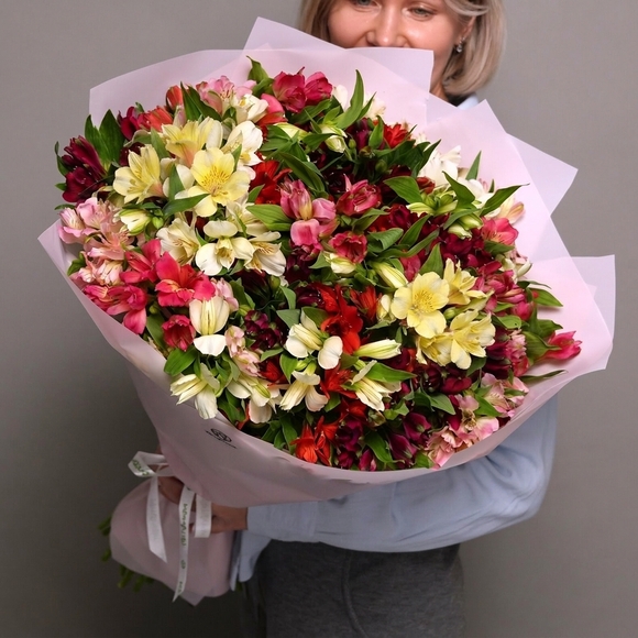 Букет из 35 альстромерий микс в корейской светлой упаковке