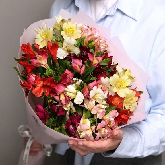 Букет из 11 альстромерий микс в корейской светлой упаковке