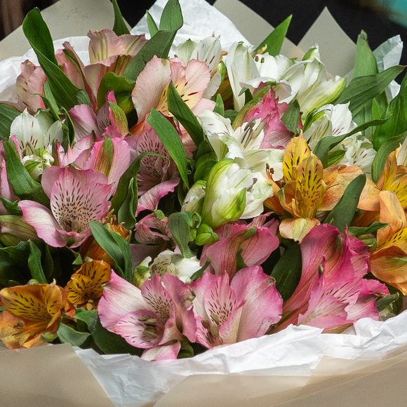 Букет из 11 альстромерий микс в корейской упаковке