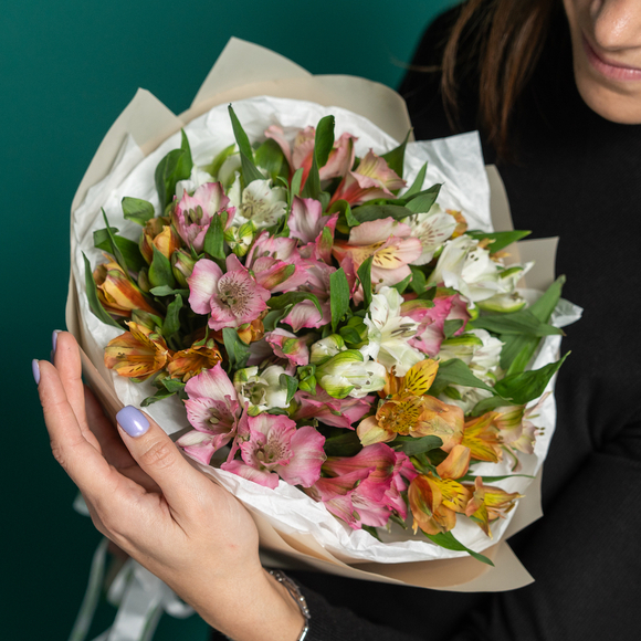 Букет из 11 альстромерий микс в корейской упаковке