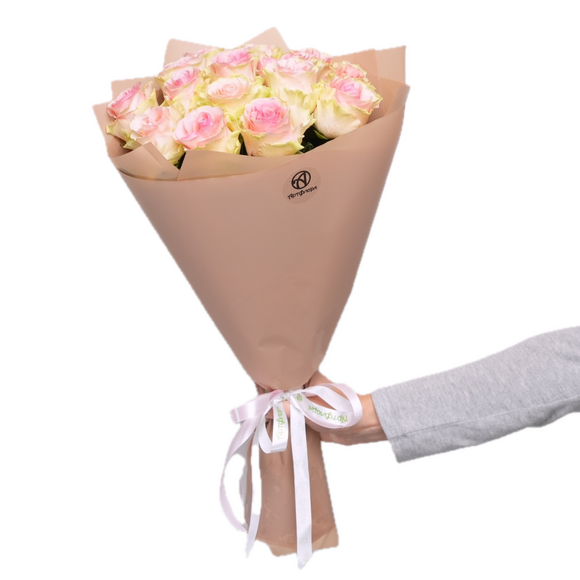 Букет из 15 светло-розовых роз Кения (50 см) в корейской упаковке