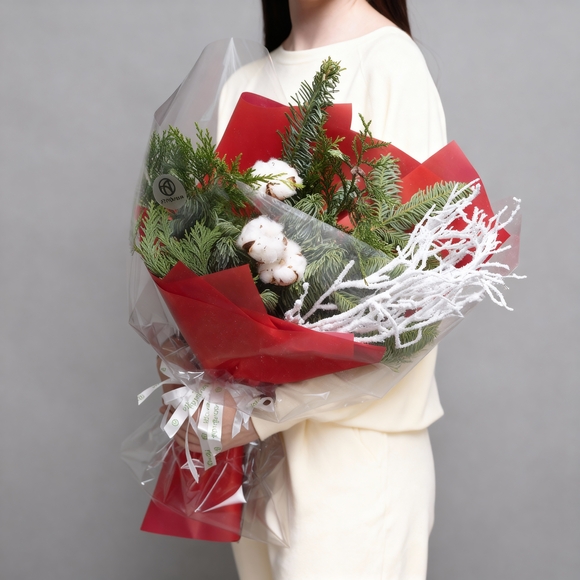 Зимний букет хвойный микс с хаклберри в красной упаковке