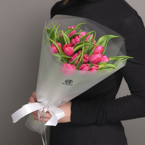 Букет из 15 малиновых тюльпанов (Голландия) в корейской матовой упаковке