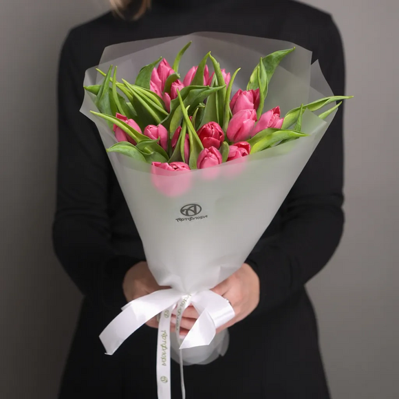 Букет из 15 малиновых тюльпанов (Голландия) в корейской матовой упаковке
