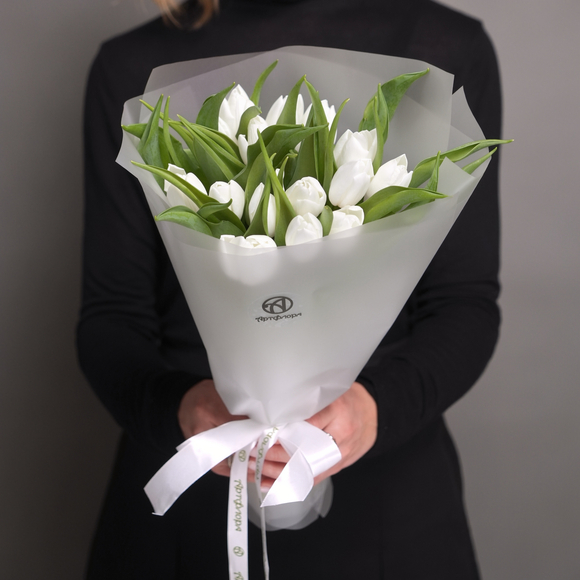Букет из 15 белых тюльпанов (Голландия) в корейской матовой упаковке