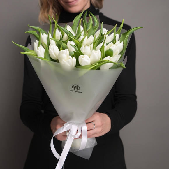 Букет из 25 белых тюльпанов (Голландия) в корейской матовой упаковке
