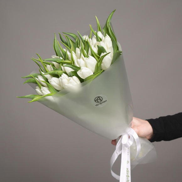 Букет из 25 белых тюльпанов (Голландия) в корейской матовой упаковке