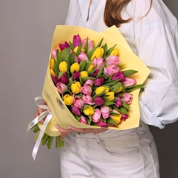 Букет из 51 тюльпана микс яркий (Голландия) в фоамиране