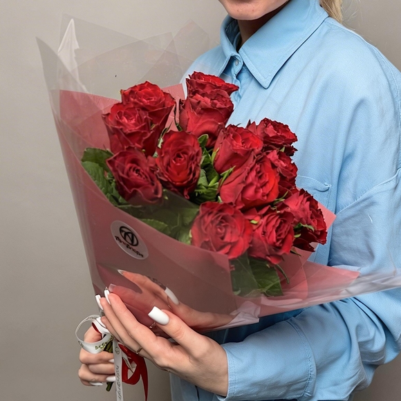 Букет из красных роз Кения в двойной корейской кальке