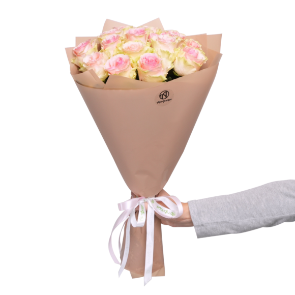 Букет из 15 светло-розовых роз Кения (50 см) в корейской упаковке