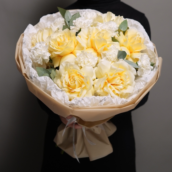 Букет из кремовых французских роз и диантусов с эвкалиптом - L в корейской упаковке