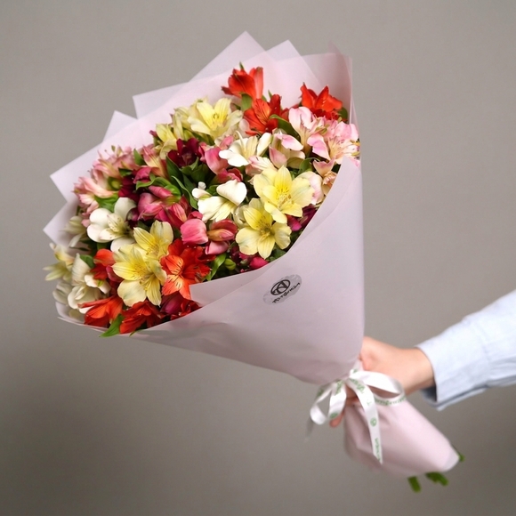 Букет из 11 альстромерий микс в корейской светлой упаковке