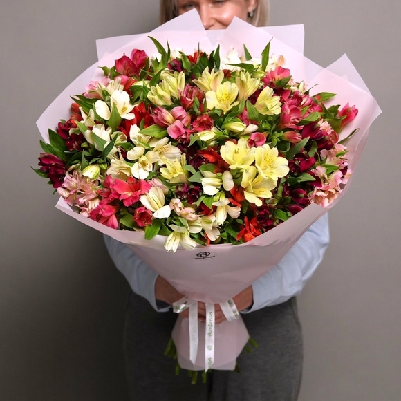 Букет из 35 альстромерий микс в корейской светлой упаковке