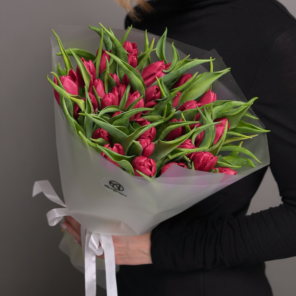 Букет из 35 малиновых тюльпанов (Голландия) в корейской матовой упаковке