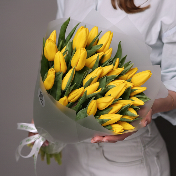 Букет из 35 желтых тюльпанов (Голландия) в корейской матовой упаковке