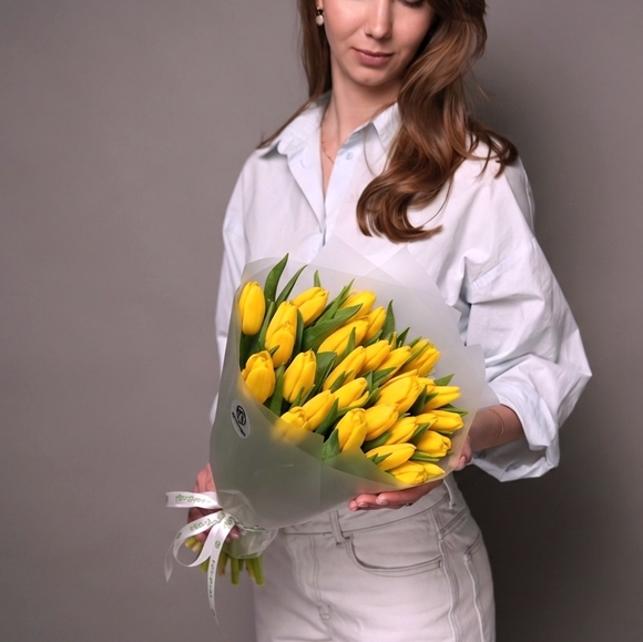 Букет из 35 желтых тюльпанов (Голландия) в корейской матовой упаковке