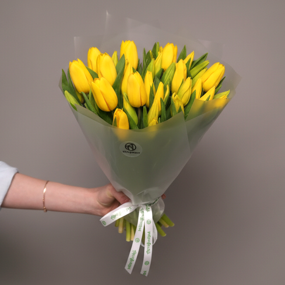 Букет из 35 желтых тюльпанов (Голландия) в корейской матовой упаковке