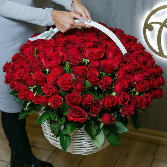 151 роза Кения в корзине