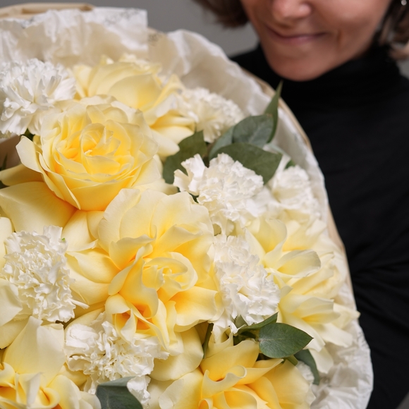 Букет из кремовых французских роз и диантусов с эвкалиптом - L в корейской упаковке