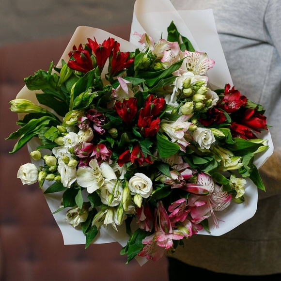 Букет из альстромерии микс и лизиантуса - М