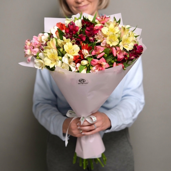 Букет из 15 альстромерий микс в корейской светлой упаковке