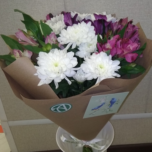 Букет из альстромерии микс и хризантем - M