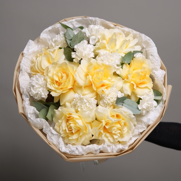 Букет из кремовых французских роз и диантусов с эвкалиптом - L в корейской упаковке