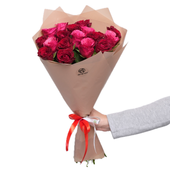 Букет из роз яркий микс Кения (50 см) в корейской упаковке
