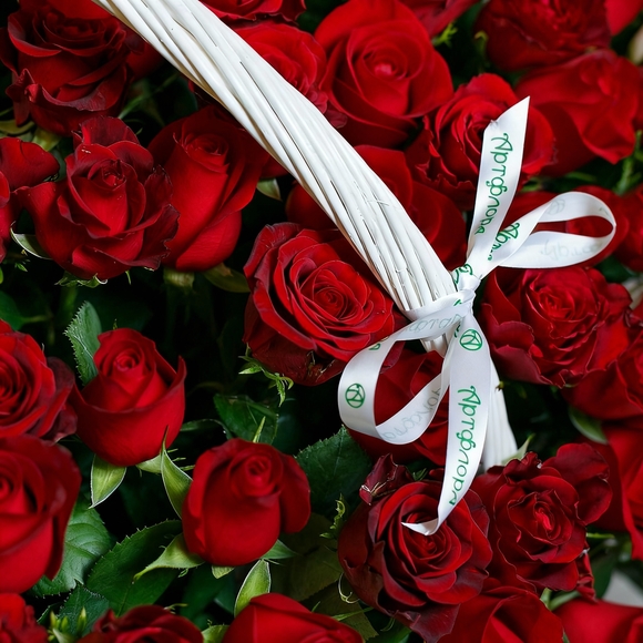 151 роза Кения в корзине