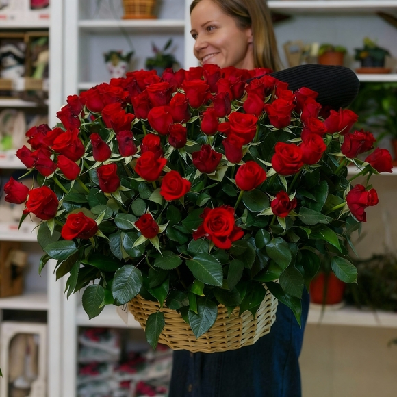 101 роза Кения в корзине