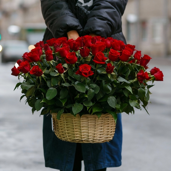 101 роза Кения в корзине