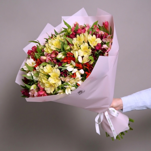 Букет из 35 альстромерий микс в корейской светлой упаковке