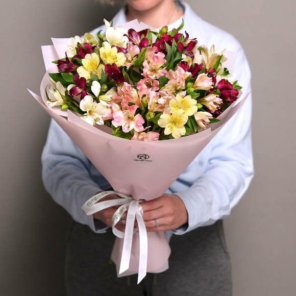 Букет из 9 альстромерий микс в корейской светлой упаковке