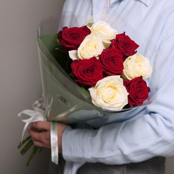 Букет из 9 красных и белых роз 50 см (Россия) в двойной корейской упаковке