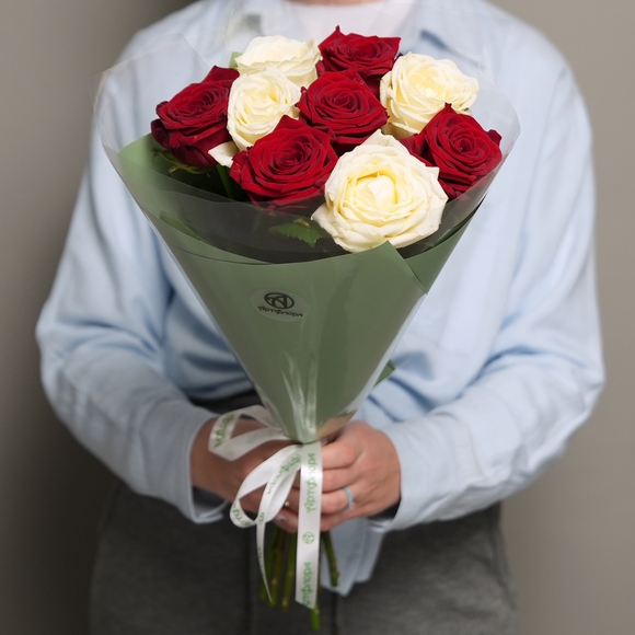 Букет из 9 красных и белых роз 50 см (Россия) в двойной корейской упаковке