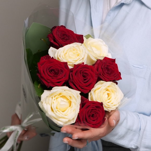 Букет из 9 красных и белых роз 50 см (Россия) в двойной корейской упаковке
