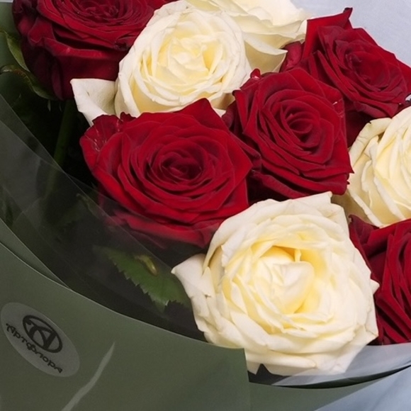 Букет из 9 красных и белых роз 50 см (Россия) в двойной корейской упаковке