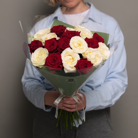 Букет из 19 красных и белых роз 50 см (Россия) в двойной корейской упаковке