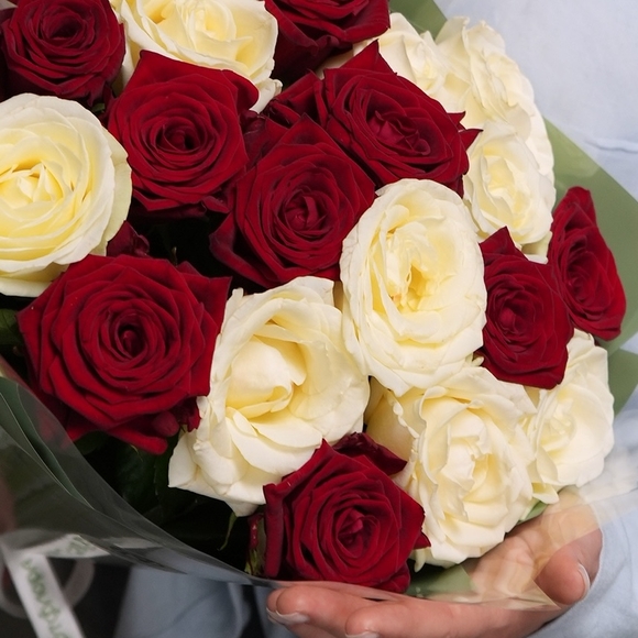 Букет из 19 красных и белых роз 50 см (Россия) в двойной корейской упаковке