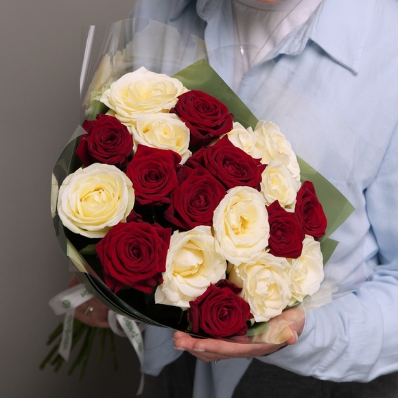 Букет из 19 красных и белых роз 50 см (Россия) в двойной корейской упаковке