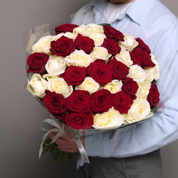 Букет из 39 красных и белых роз 50 см (Россия) в двойной корейской упаковке