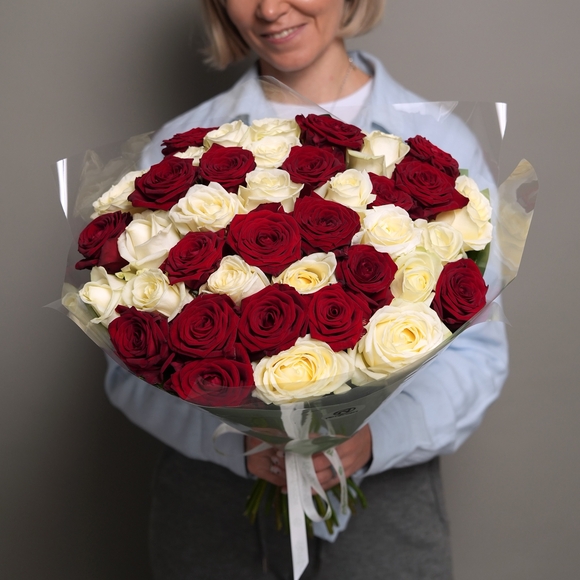 Букет из 39 красных и белых роз 50 см (Россия) в двойной корейской упаковке
