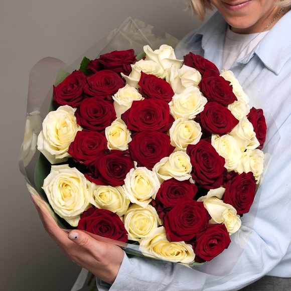 Букет из 39 красных и белых роз 50 см (Россия) в двойной корейской упаковке