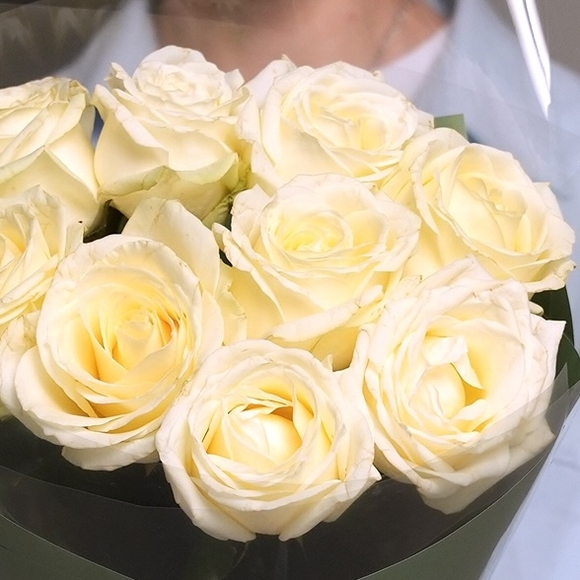 Букет из 9 белых роз 50 см (Россия) в двойной корейской упаковке