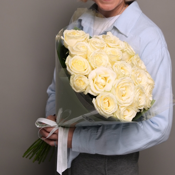 Букет из 19 белых роз 50 см (Россия) в двойной корейской упаковке